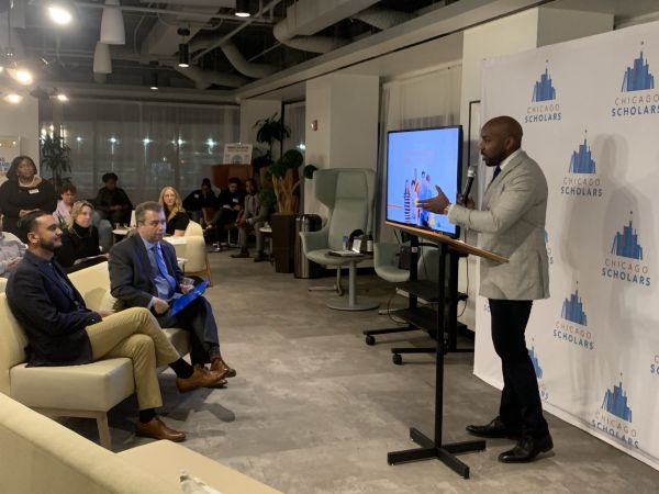 Jeff Beckham speaks to a group of Chicago Scholars supporters.